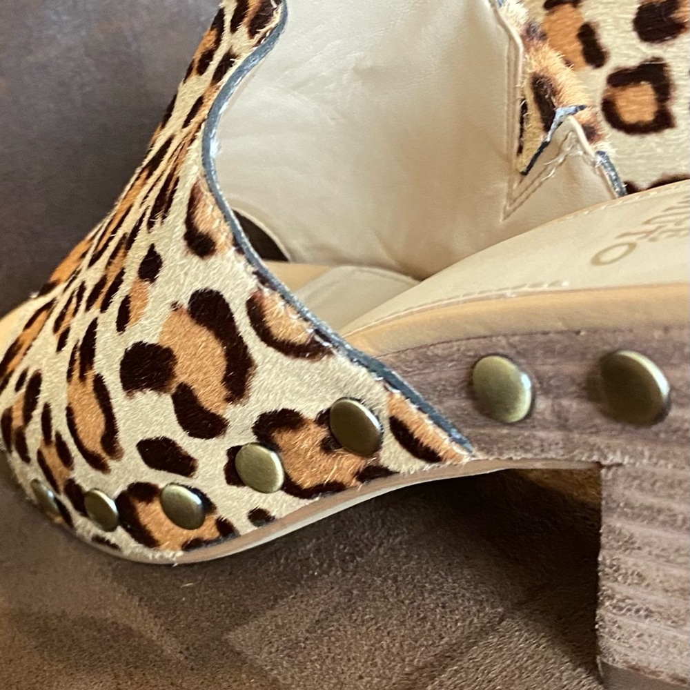 Vince Camuto Open-toed Mules Leopard Print Cow Hair Stud Detail 2” Heel Size 9.5 - Picture 5 of 11
